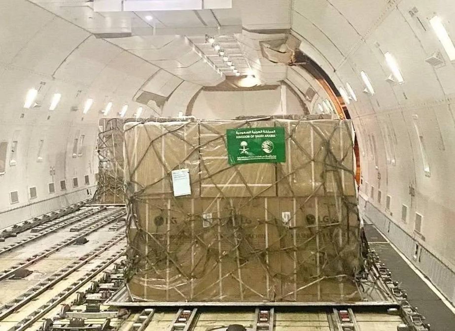 تحمل الطائرة الإغاثية السعودية مولدات وأجهزة كهربائية (واس)