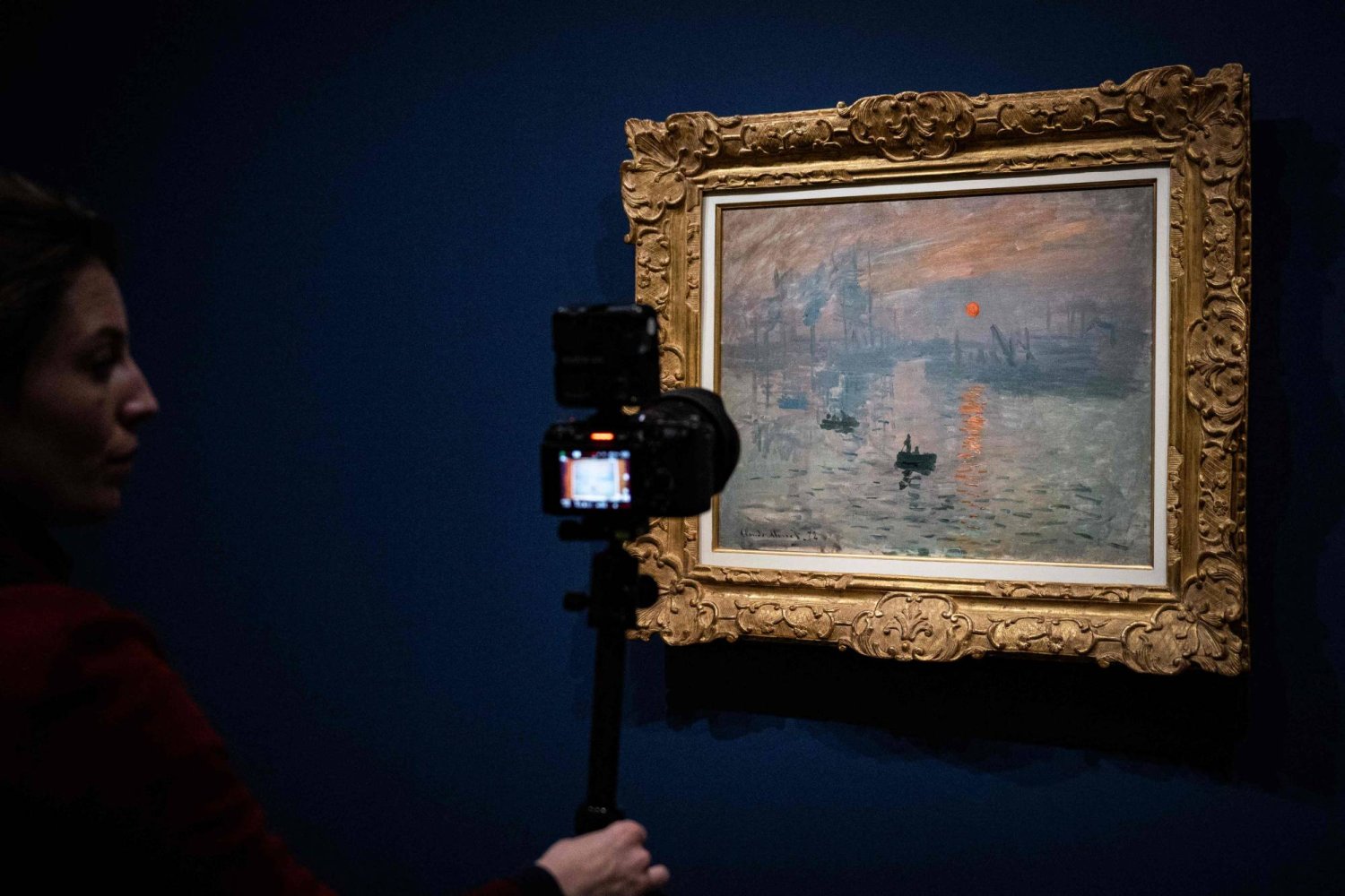 «شروق الشمس» لكلود مونيه ضمن معرض «باريس 1874... اختراع الانطباعية» في متحف أورسيه بباريس (أ.ف.ب)