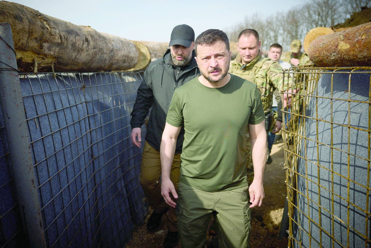 الرئيس الأوكراني فولوديمير زيلينسكي يتفقد التحصينات الجديدة للجنود الأوكرانيين في منطقة خاركيف يوم 9 أبريل (رويترز)