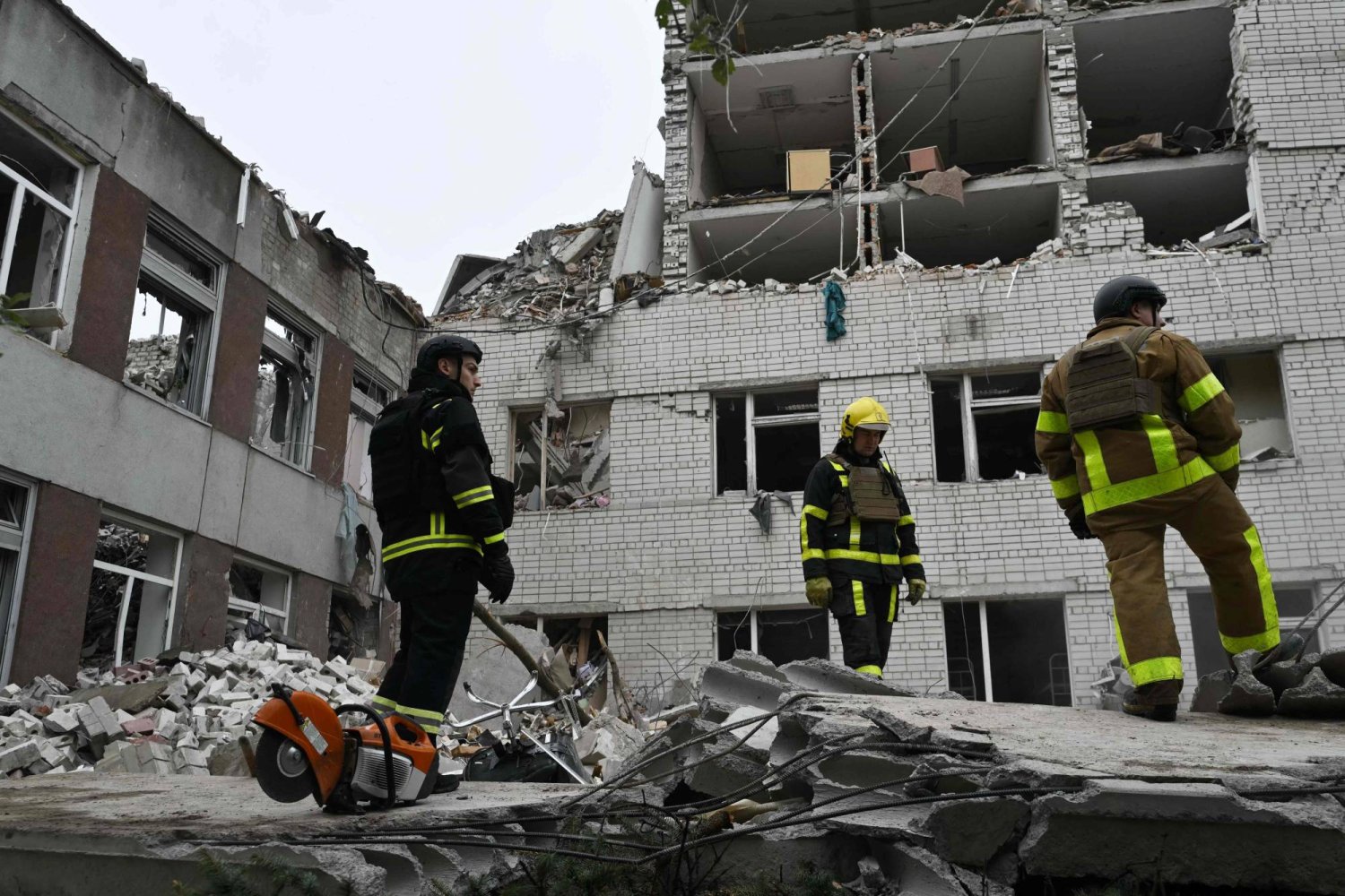 بناية مدمرة بعد الهجوم الروسي على مدينة تشيرنيهيف بشمال أوكرانيا