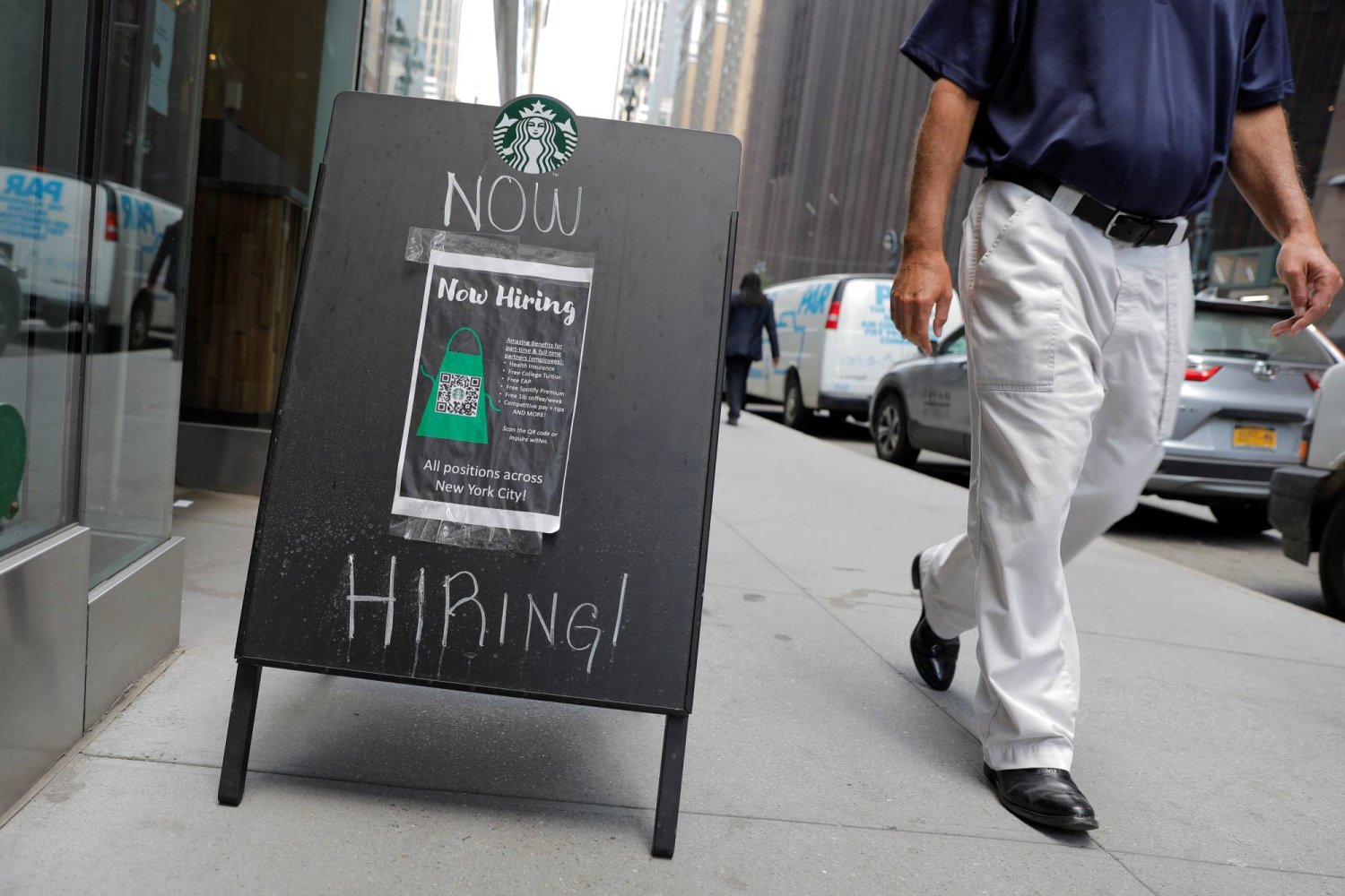 لافتة تظهر الإعلان عن فرص عمل خارج «ستاربكس» في مانهاتن بمدينة نيويورك في الولايات المتحدة (رويترز)