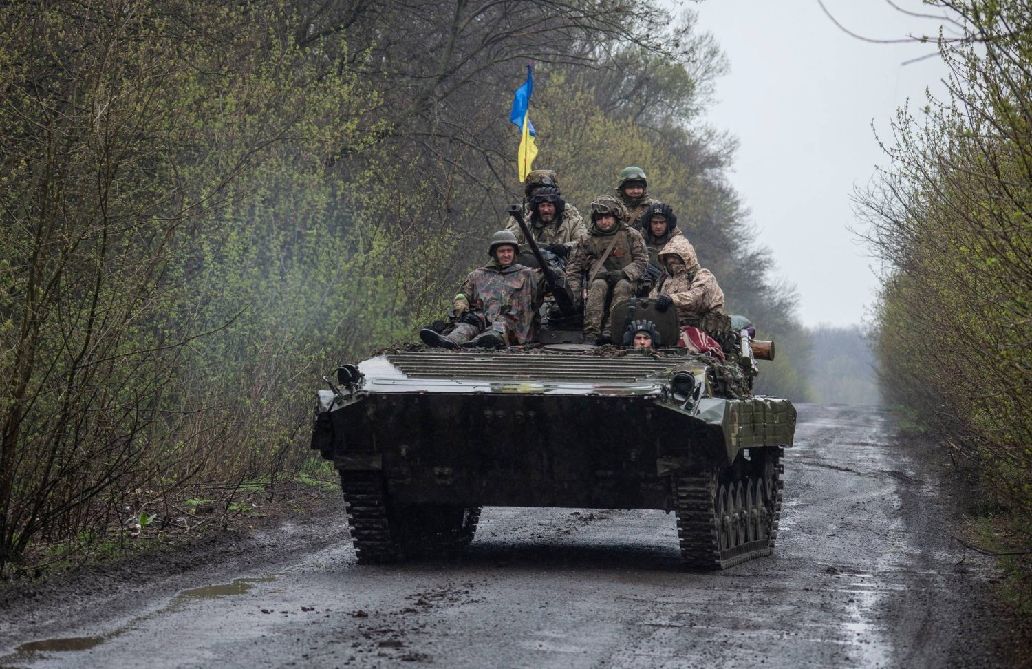 جنود أوكرانيون على متن آلية مدرعة (أرشيفية - رويترز)