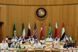 وزراء خارجية دول مجلس التعاون الخليجي ووزير الخارجية الأميركي خلال اجتماعهم في الرياض (رويترز)